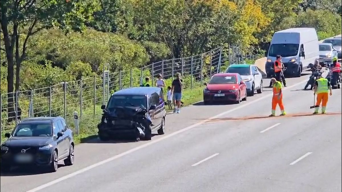 Dálnice D1 u Prahy stojí kvůli hromadné nehodě